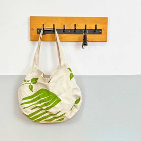 cabideiro de parede 6 ganchos industrial de ferro e madeira nozes e preto 1 web