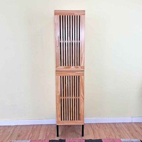 armario torre multiuso slim ripado com pe style natural e preto 2 web