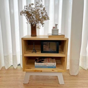 mesa lateral de madeira woods dual prateleira natural e branco web