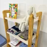 estante infantil montessoriana 5 prateleiras de madeira branco e nozes 3