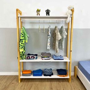 arara de roupas ample infantil de madeira montessoriana branco e nozes 2