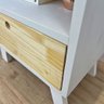 mesa lateral de madeira woods dual prateleira e gaveta branco e natural5
