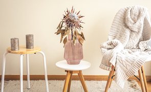 sala com itens de decoração do estilo boho