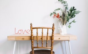 cadeira e mesa com decoracao vintage