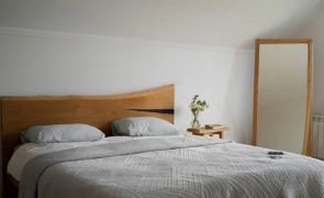 quarto simples com cama de madeira