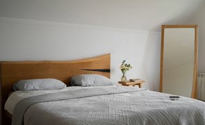 quarto simples com cama de madeira