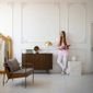 mulher em como da casa com decoracao classica