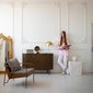 mulher em como da casa com decoracao classica mulher em como da casa com decoracao classica