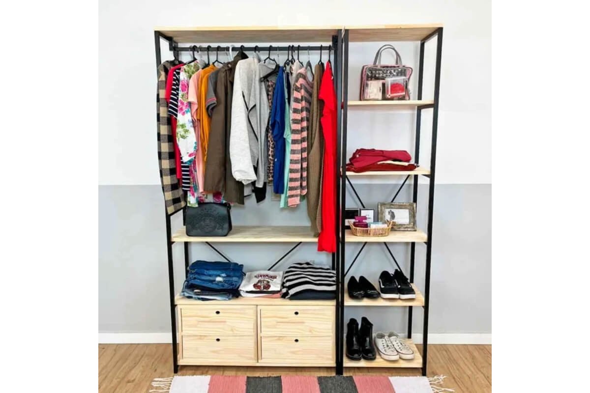 arara de roupa com gaveteiros