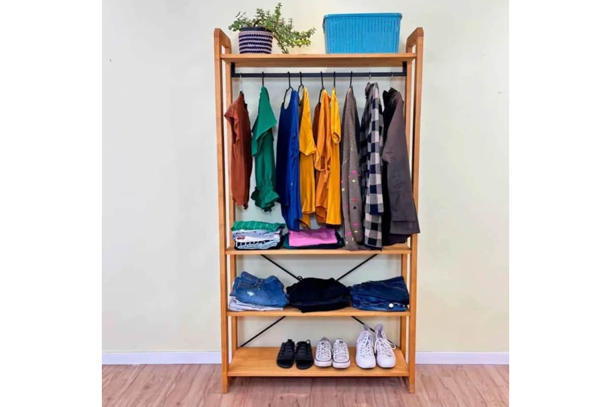 arara de roupa de pinus linea