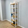 estante 6 prateleiras de madeira pinus linea slim nozes e branco decorado de lado