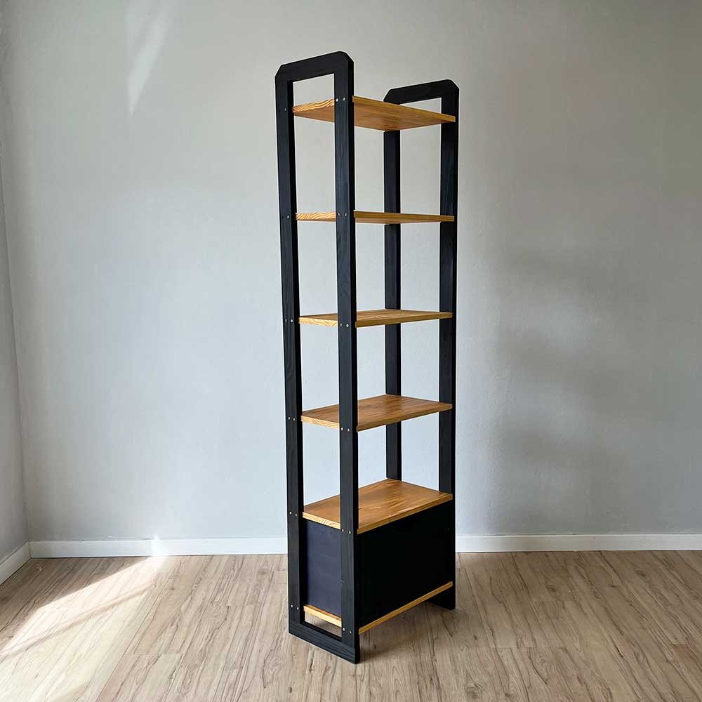 09 estante 6 prateleiras de madeira pinus linea slim com gaveta nozes e preto