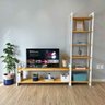 04 rack de tv de madeira pinus com estante 6 prateleiras slim linea nozes e branco