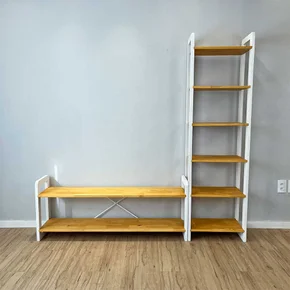 06 rack de tv de madeira pinus com estante 6 prateleiras slim linea nozes e branco