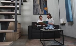 pessoas em um ambiente com moveis estilo industrial