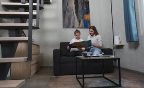 pessoas em um ambiente com moveis estilo industrial