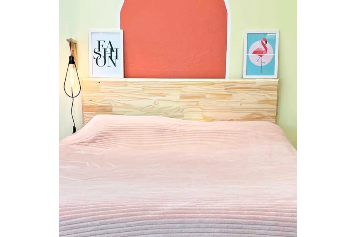 cama com cabeceira de cama de madeira