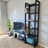 rack de tv de madeira pinus com estante 6 prateleiras slim linea preto decorado de lado