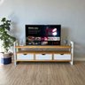 11 rack de tv de madeira pinus linea com 3 gavetas nozes e branco