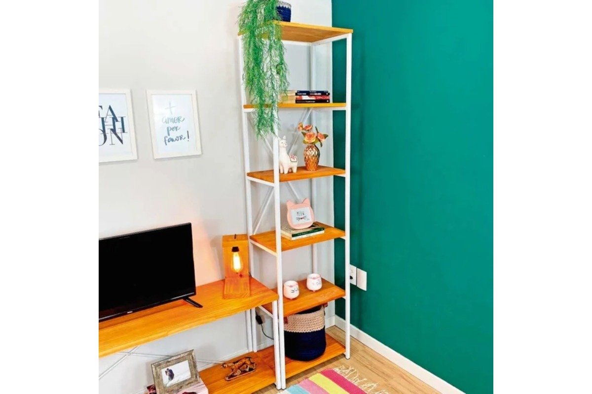 estante ao lado de rack de tv