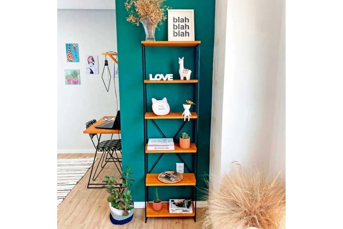 estante encostada em uma parede