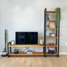 rack de tv de madeira pinus com estante 6 prateleiras slim linea carvalho e preto decorado frontal
