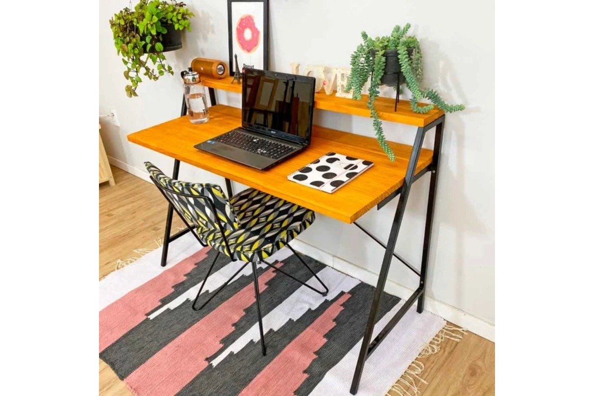 escrivaninha com notebook