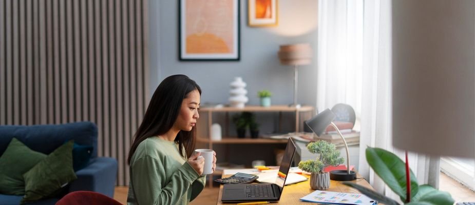 Descubra o que é necessário para montar um home office na sala e garantir mais produtividade no trabalho nessas 10 dicas