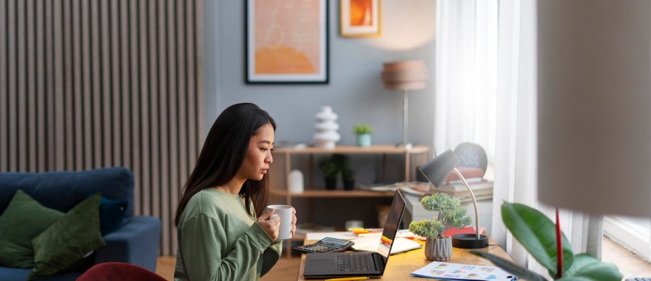 Descubra o que é necessário para montar um home office na sala e garantir mais produtividade no trabalho nessas 10 dicas