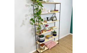 estante com diversos objetos