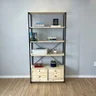 estante style de ferro e madeira ample 6 prateleiras com 2 gaveteiros industrial natural e preto decorado frontal