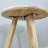 trio de mesas lateral redondas com pe palito de madeira natural detalhe tampo
