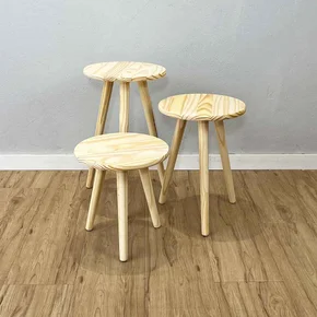 trio de mesas lateral redondas com pe palito de madeira natural frontal