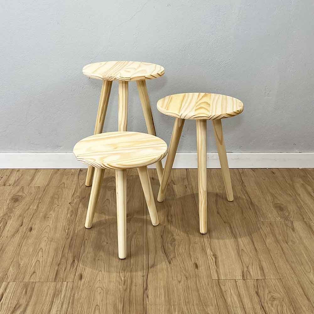 03 trio de mesas lateral redondas com pe palito de madeira natural