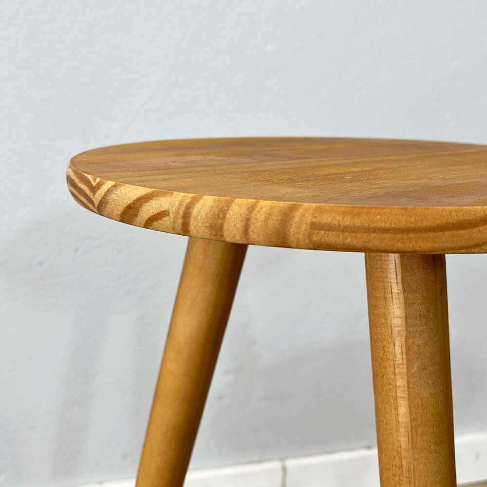 trio mesas lateral redondas com pe palito de madeira nozes