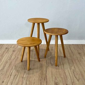 trio mesas lateral redondas com pe palito de madeira nozes3