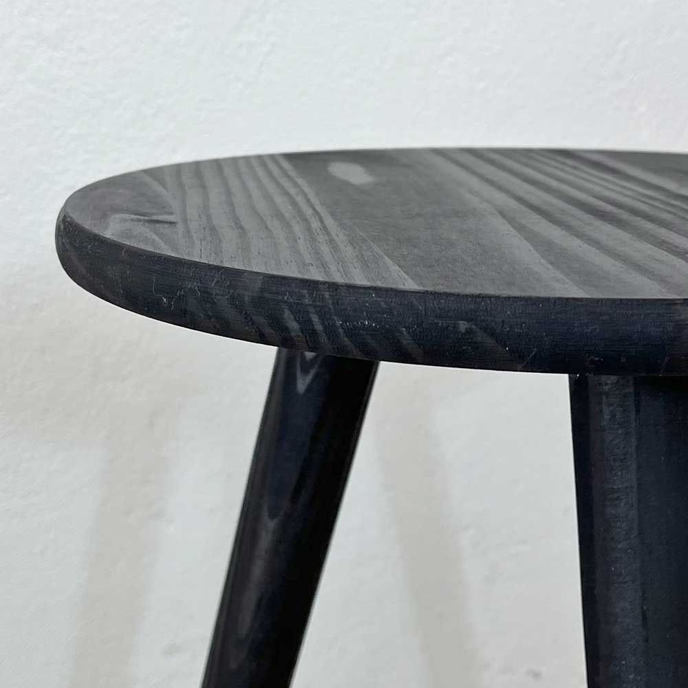 02 trio de mesas lateral redondas com pe palito de madeira preto