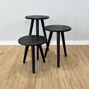 04 trio de mesas lateral redondas com pe palito de madeira preto