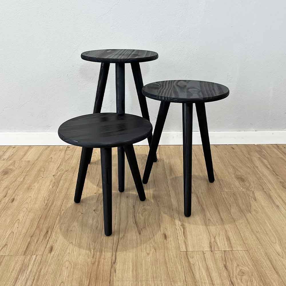 04 trio de mesas lateral redondas com pe palito de madeira preto