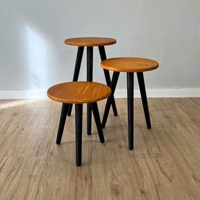 trio mesas lateral redondas com pe palito de madeira carvalho e preto frontal
