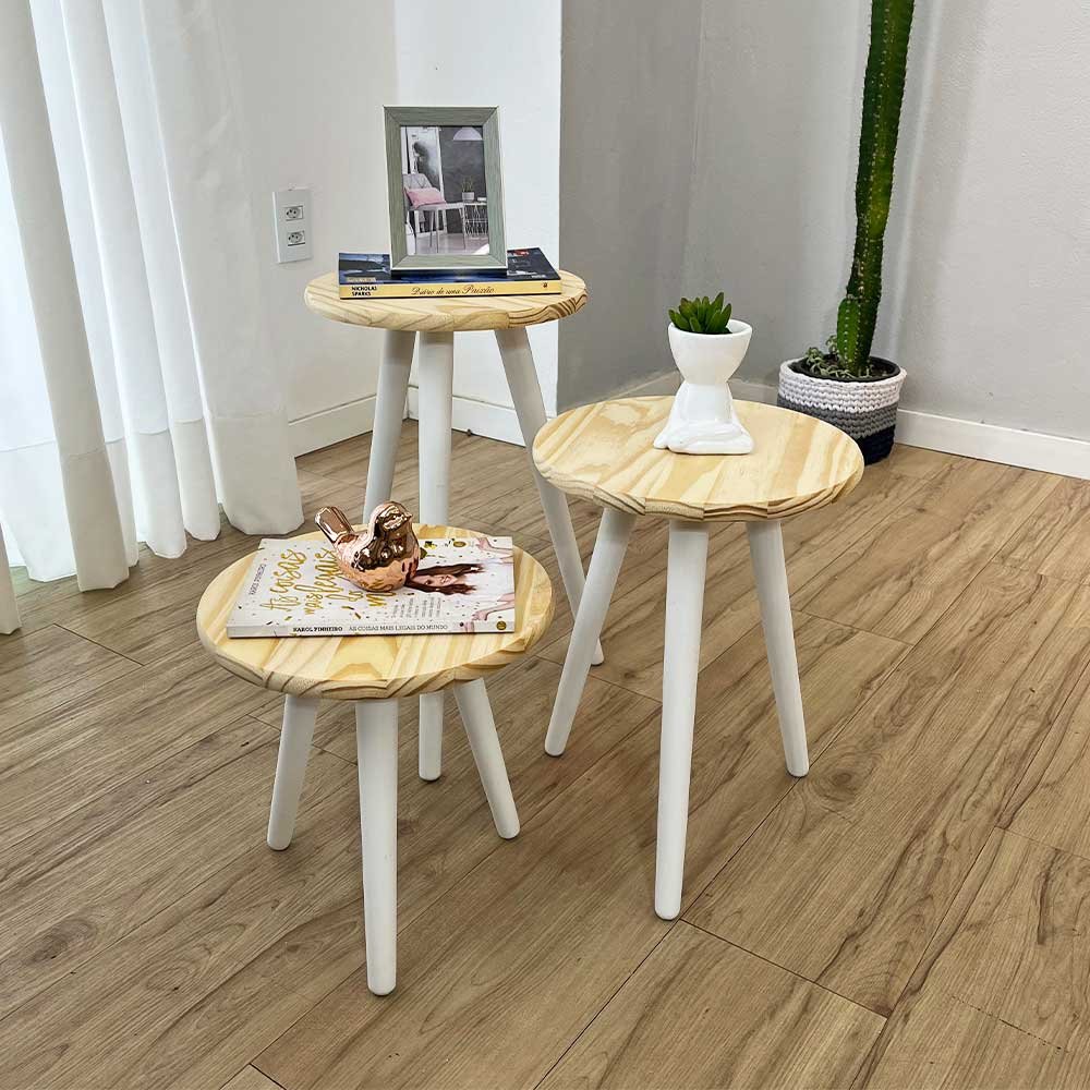 trio de mesas lateral redondas com pe palito de madeira natural e branco