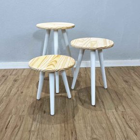 trio de mesas lateral redondas com pe palito de madeira natural e branco3