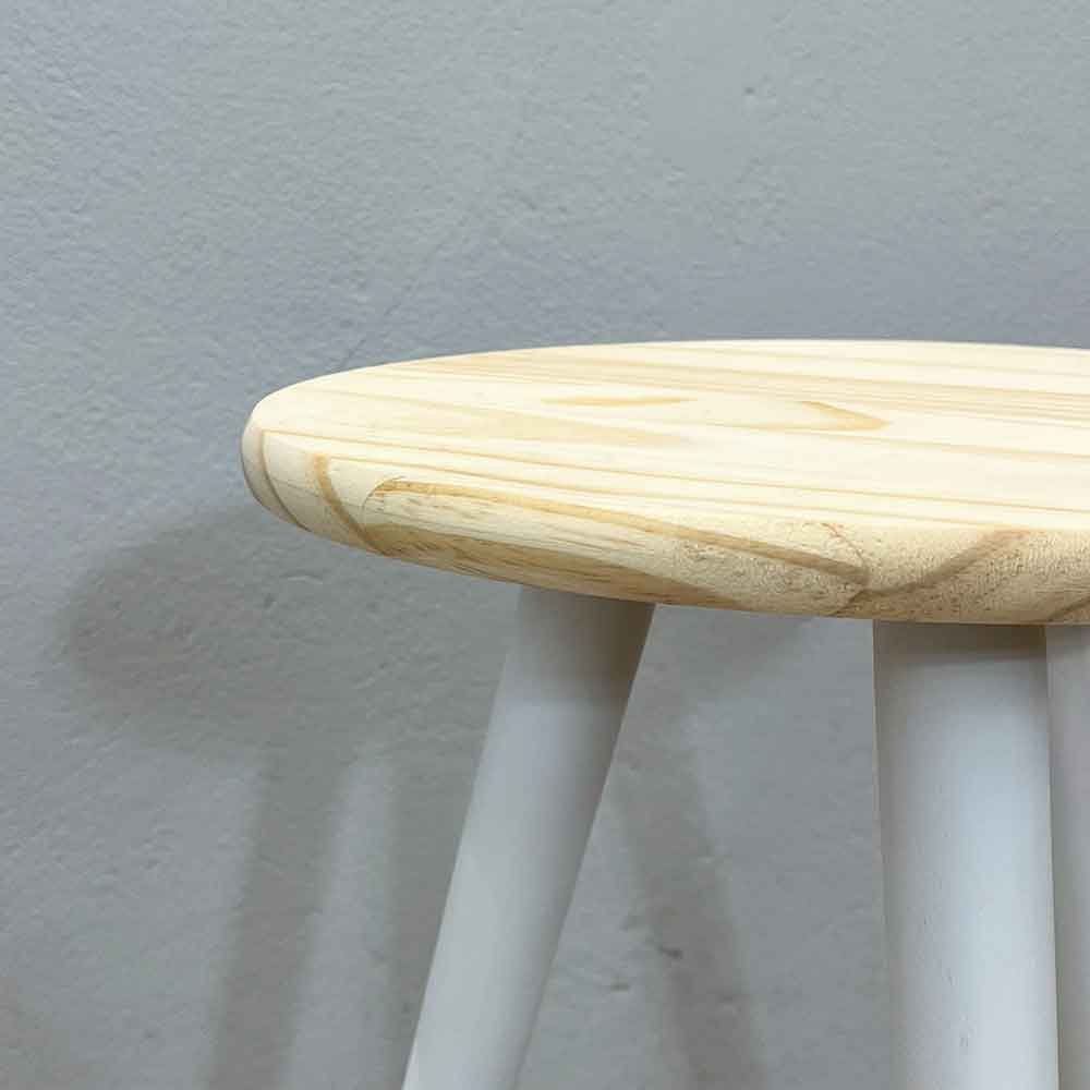 trio de mesas lateral redondas com pe palito de madeira natural e branco4