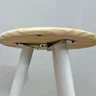 trio de mesas lateral redondas com pe palito de madeira natural e branco6