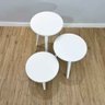 trio de mesas lateral redondas com pe palito de madeira branco3