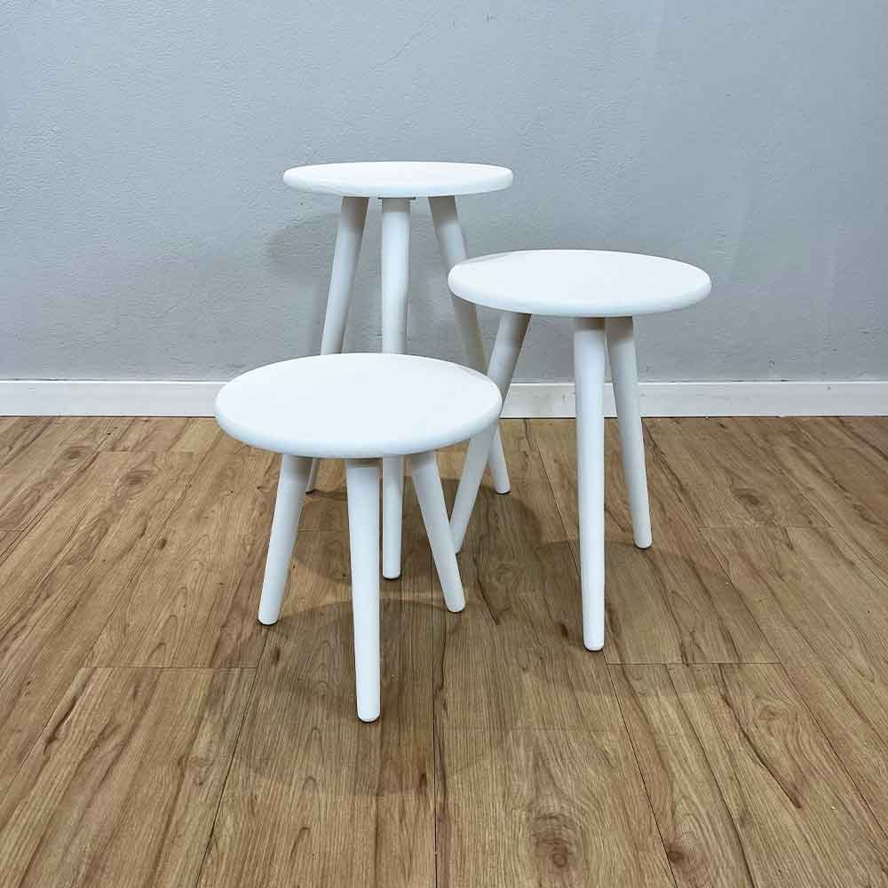 trio de mesas lateral redondas com pe palito de madeira branco4