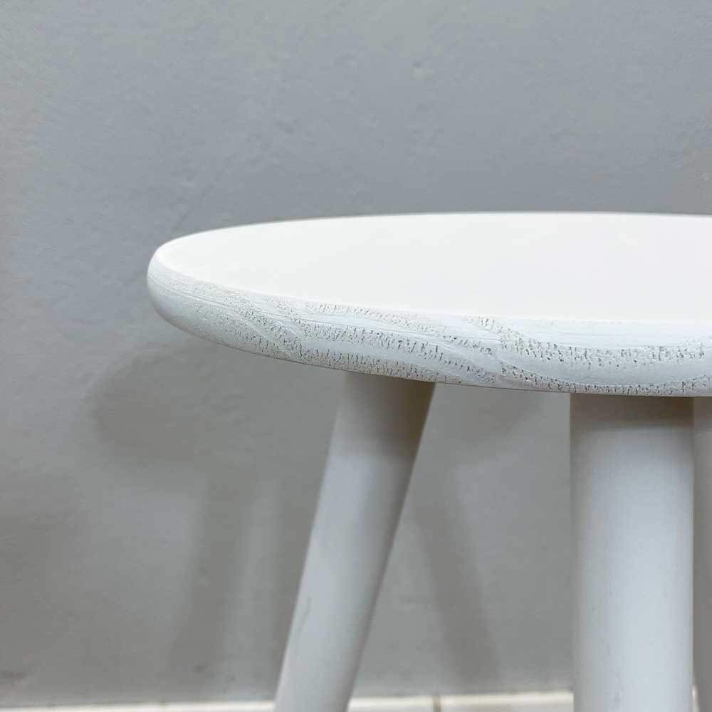 trio de mesas lateral redondas com pe palito de madeira branco5