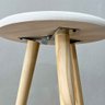 trio de mesas lateral redondas com pe palito de madeira branco e natural2