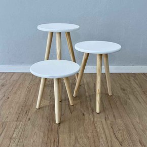 trio de mesas lateral redondas com pe palito de madeira branco e natural5