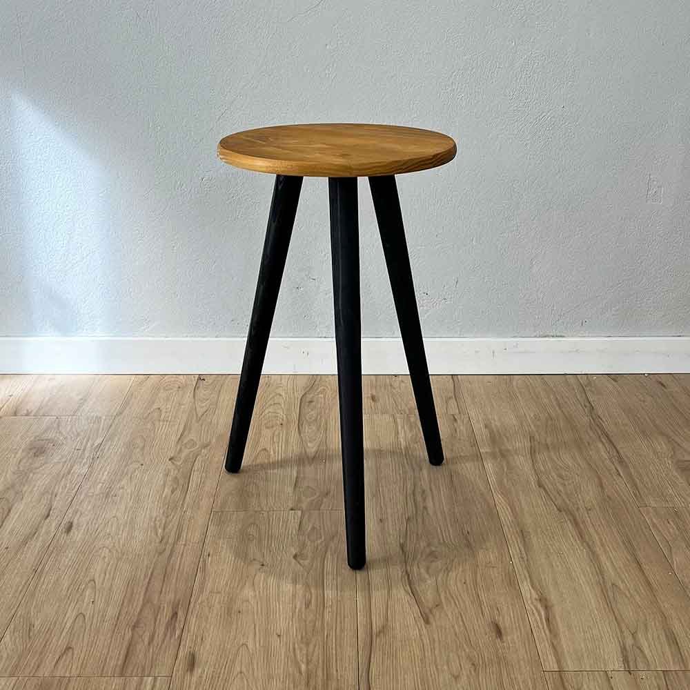 mesa lateral redonda com pe palito de madeira nozes e preto